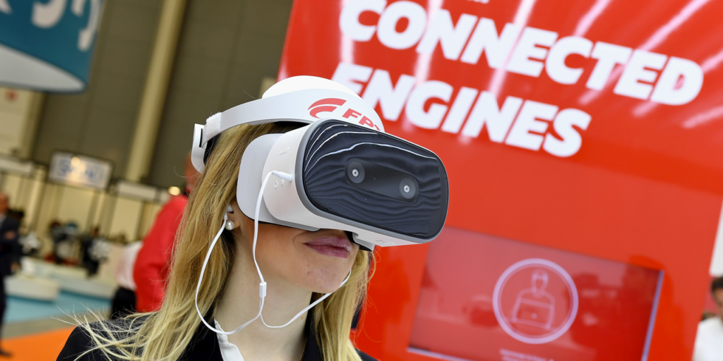 Ragazza che indossa un casco di realta virtuale durante una dimostrazione